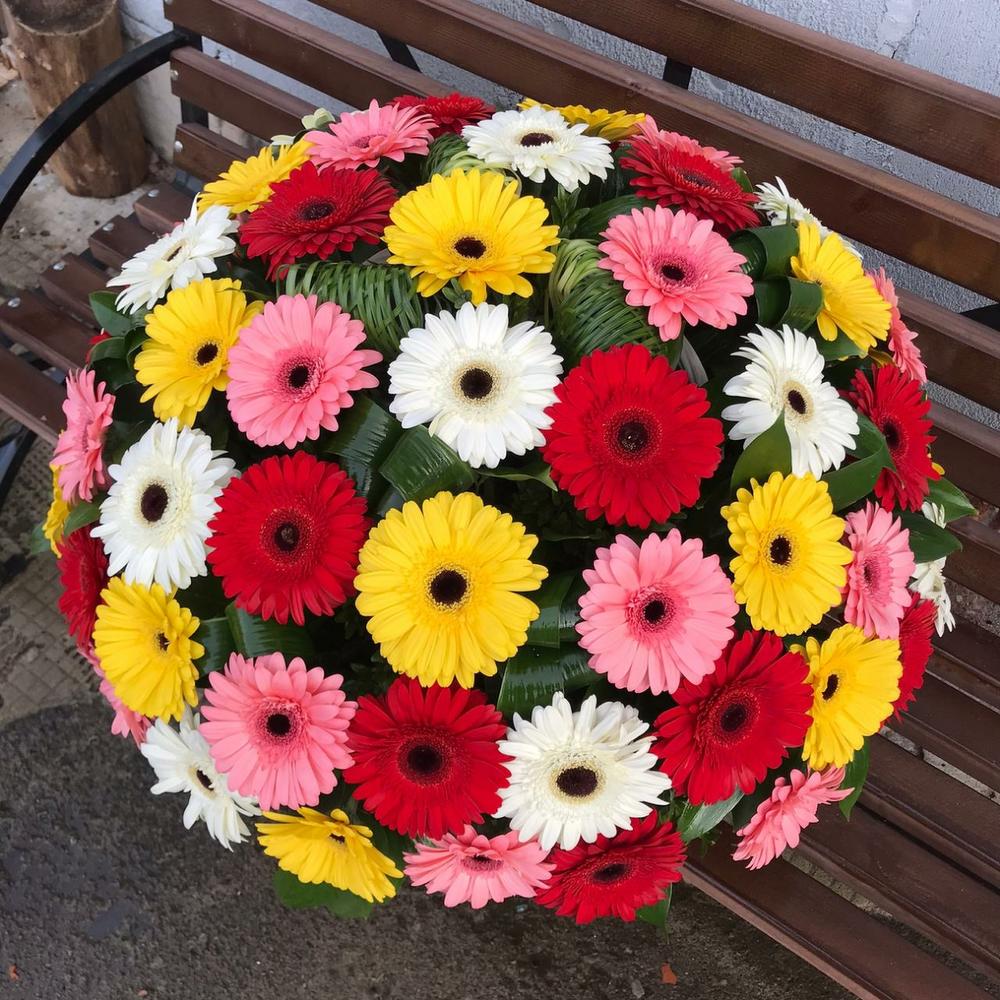 Корзина с герберами