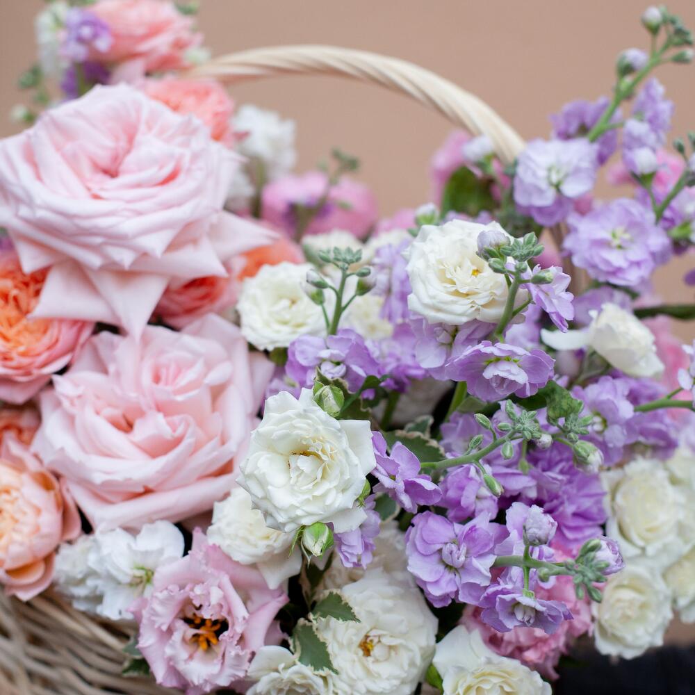 Корзина с пионовидными розами, лизиантусом и маттиолой полевой