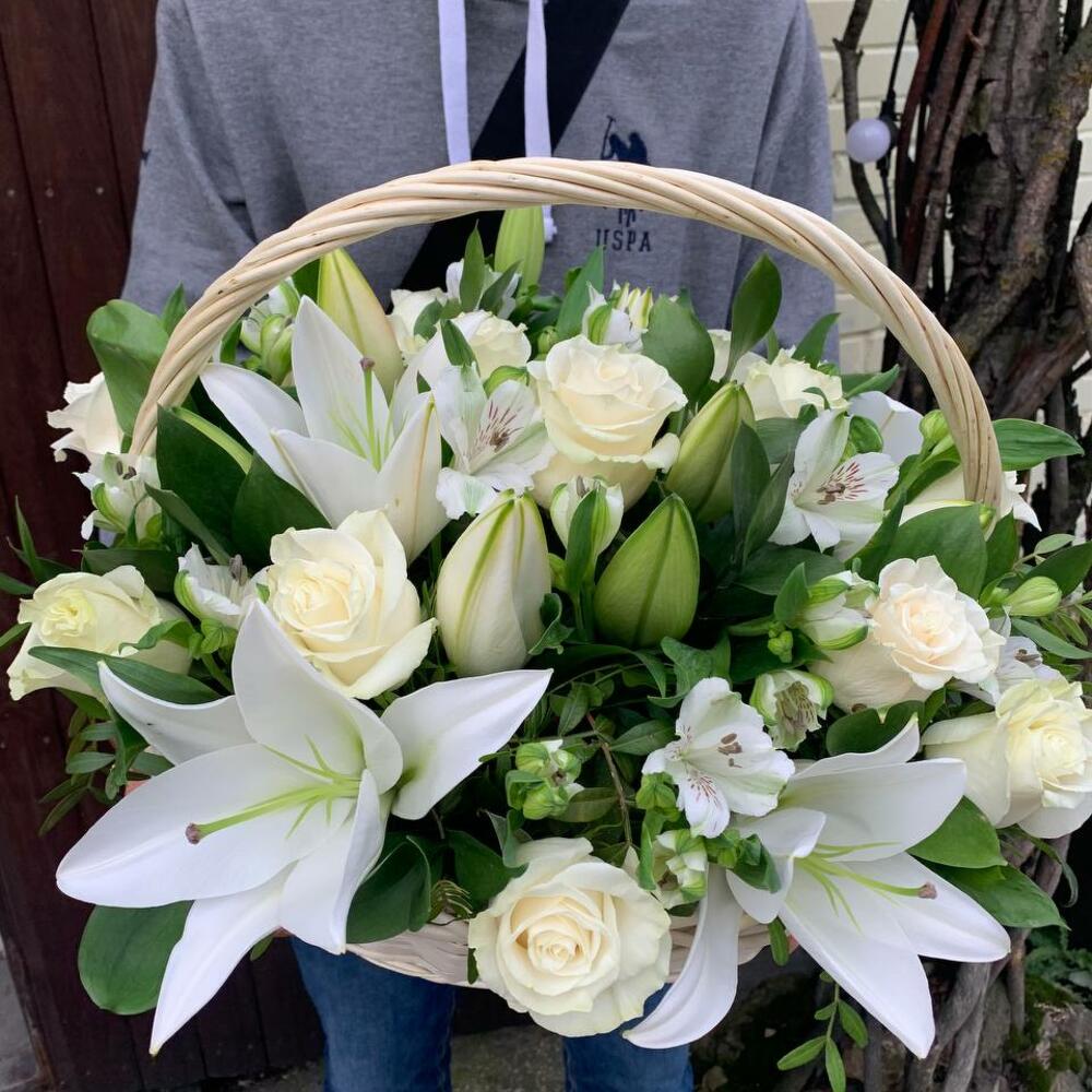 Корзина с лилией, белыми розами, альстромерией и декоративной зеленью «Весенний сад»