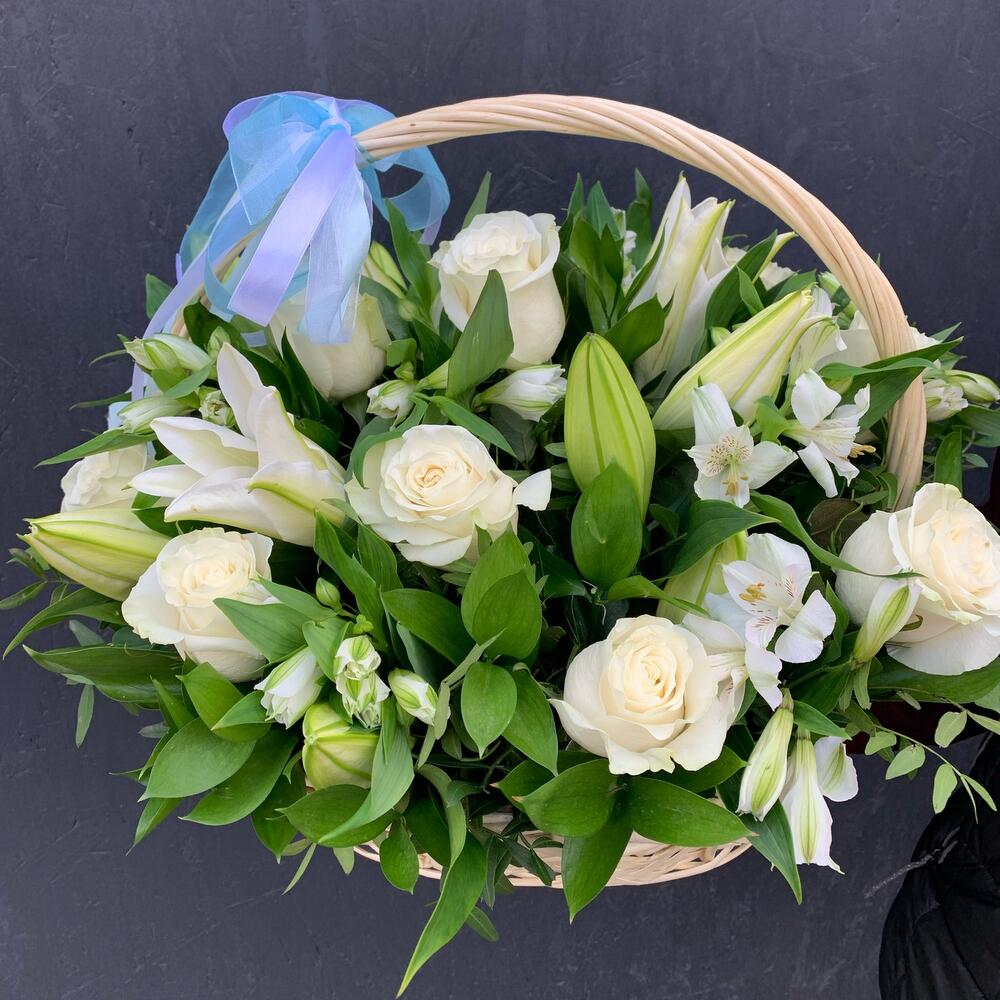 лилиями и альстромериями «Весенний сад» лилиями и альстромериями «Весенний сад»