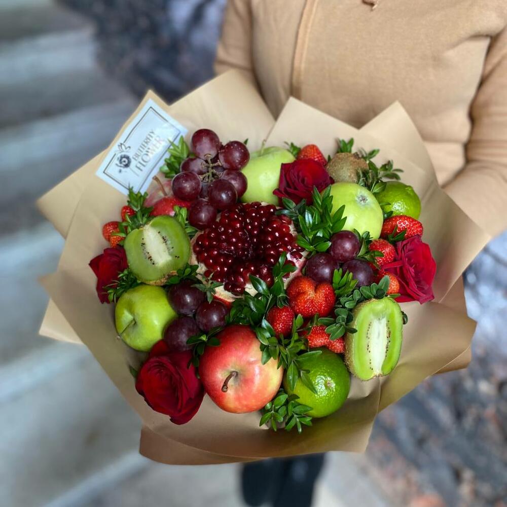 Съедобный зимний букет из граната, яблок, киви, клубники и зелени "Зимняя клубника"