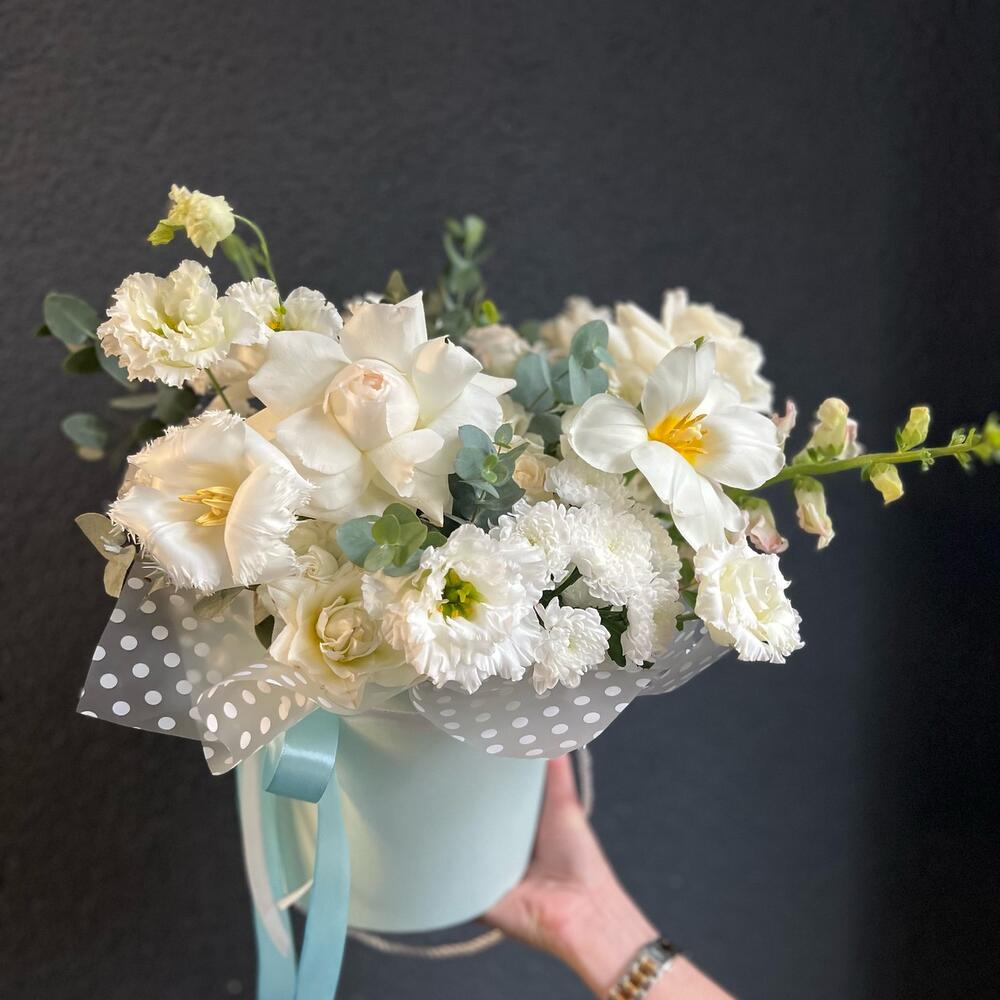 Цветы в коробке с нежными розами, тюльпанами и антириниуми