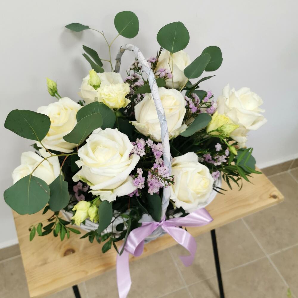 Корзина с белыми розами