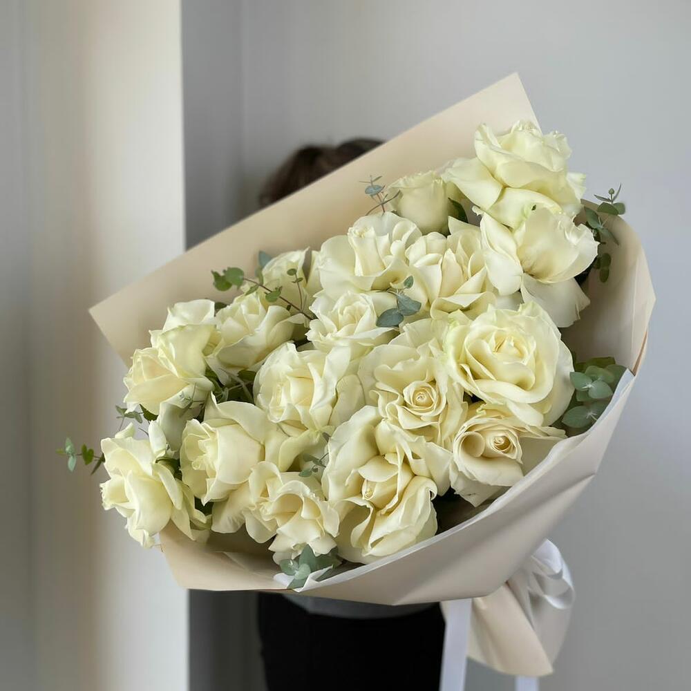 Королевские розы 17 шт с эвкалиптом