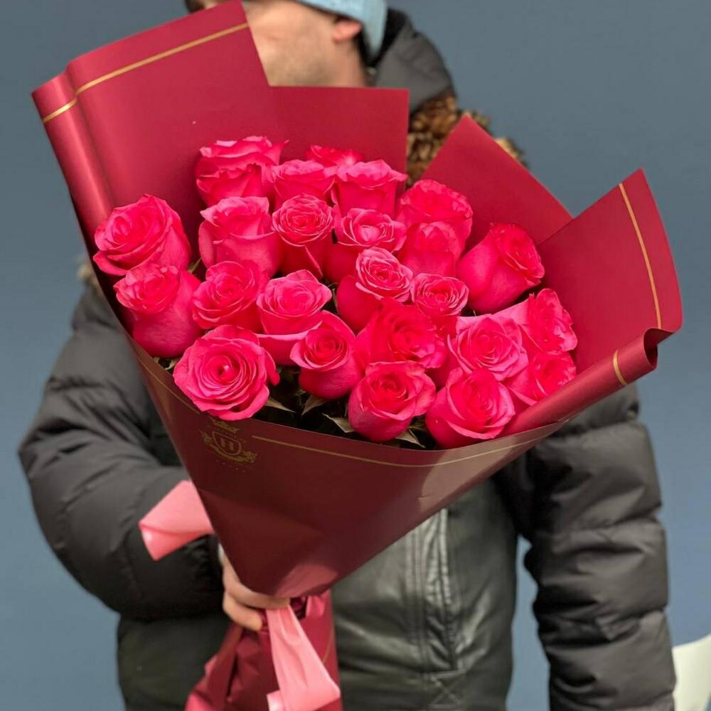 25 малиновых роз в стильной упаковке