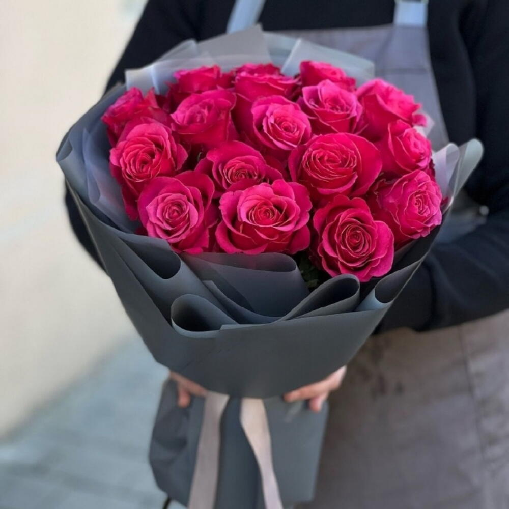 17 малиновых роз